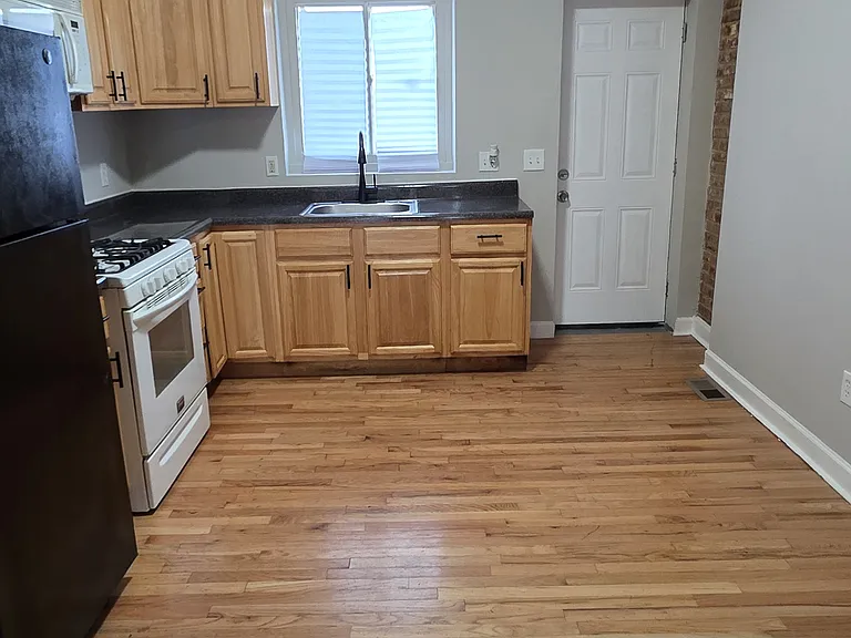 2415 Jefferson St — Photo 5