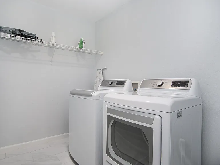 9437 Goldenview Dr — Photo 17