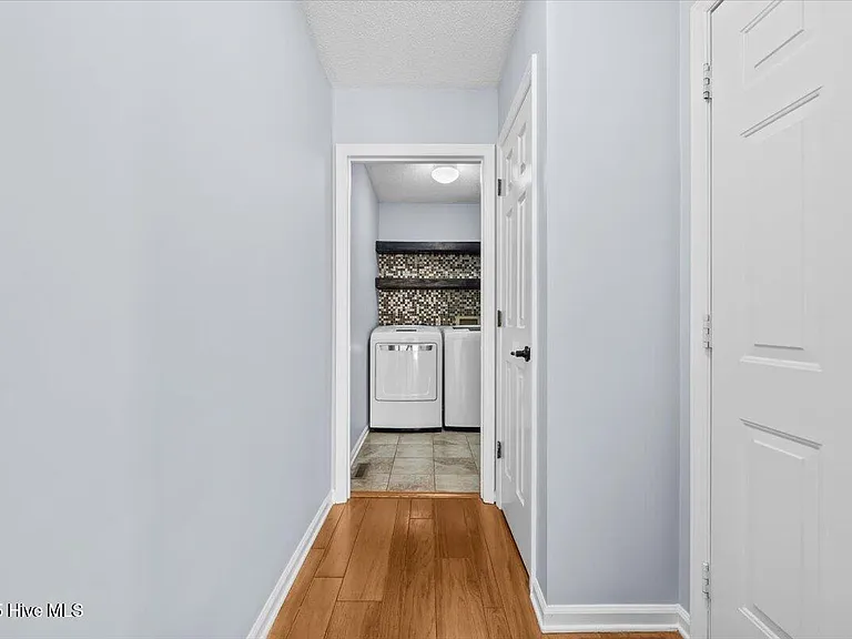 405 Spring Lake Dr — Photo 24