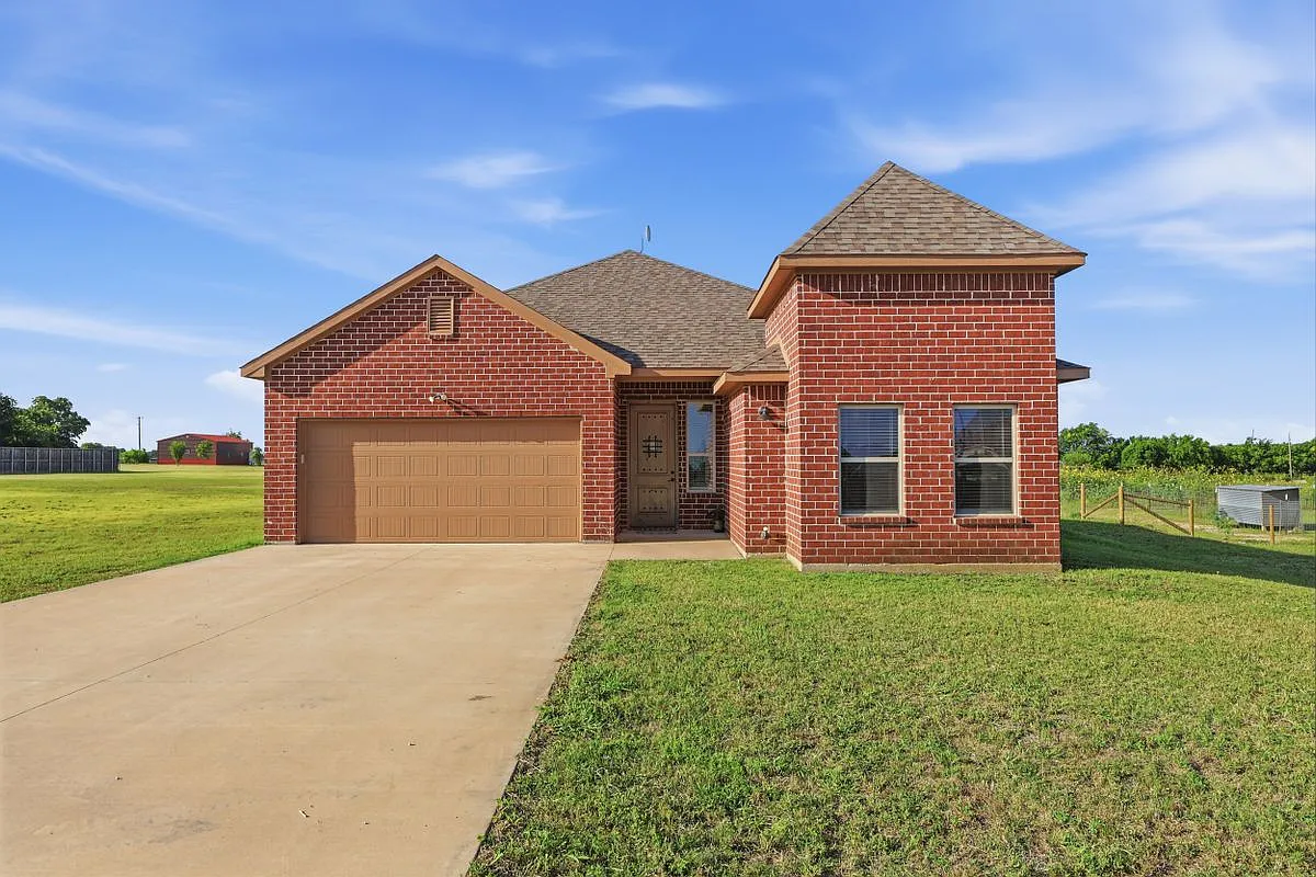 3 bed, 2.0 bath, 1780 sqft, $2,200 — Photo 1