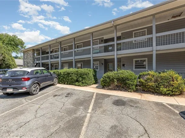 2912 Ramsgate Ct, Winston Salem, NC 27106