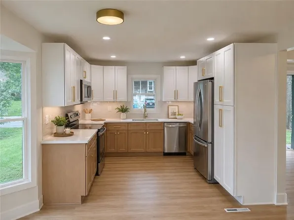 608 SW Montgomery Ave, Lees Summit, MO 64081