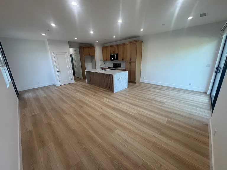 4670 Lakeview Ave — Photo 3