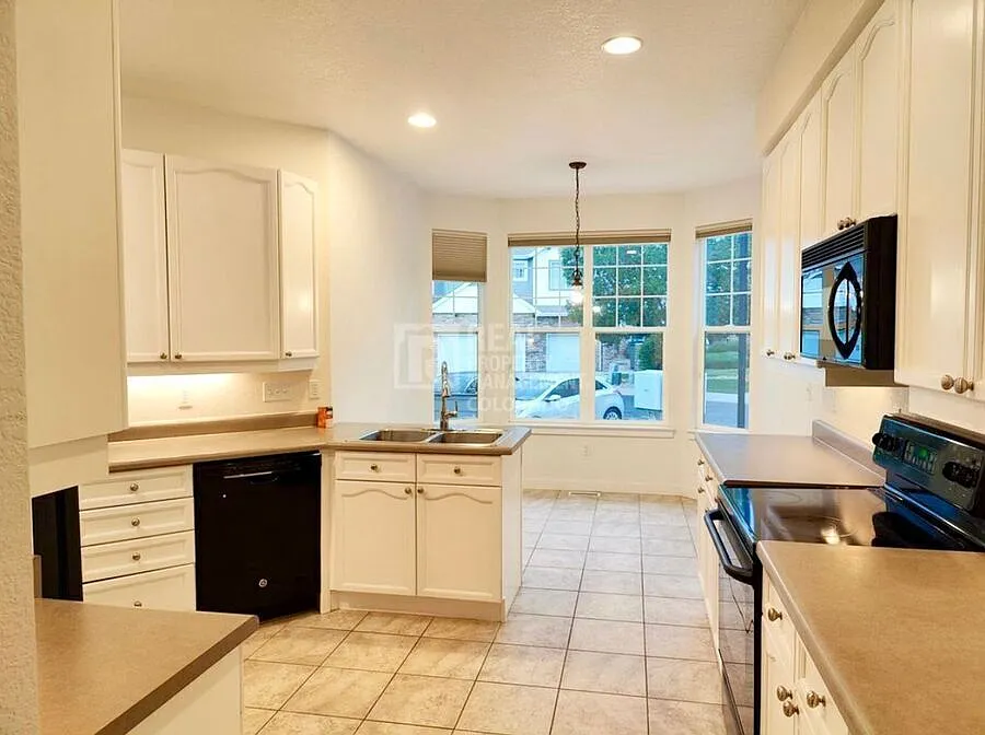 End-Unit Townhome with Main Floor Primary Suite in Beautiful Broomfield, CO — Photo 2