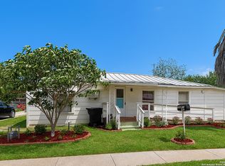 111 Fernandez Ave, Devine, TX 78016