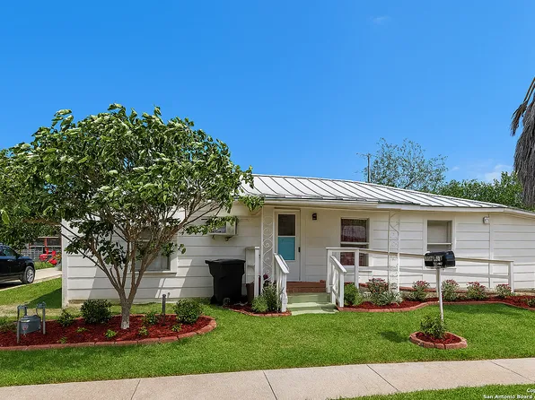 111 Fernandez, Devine, TX 78016