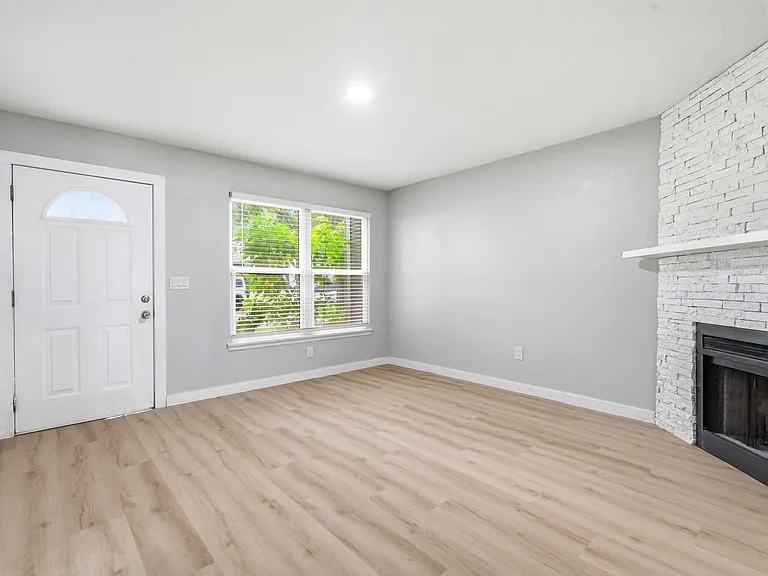 8511 J R Manor Dr — Photo 2