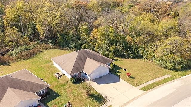 1st image of 301/303 & 305/30 NW Woodbury Dr