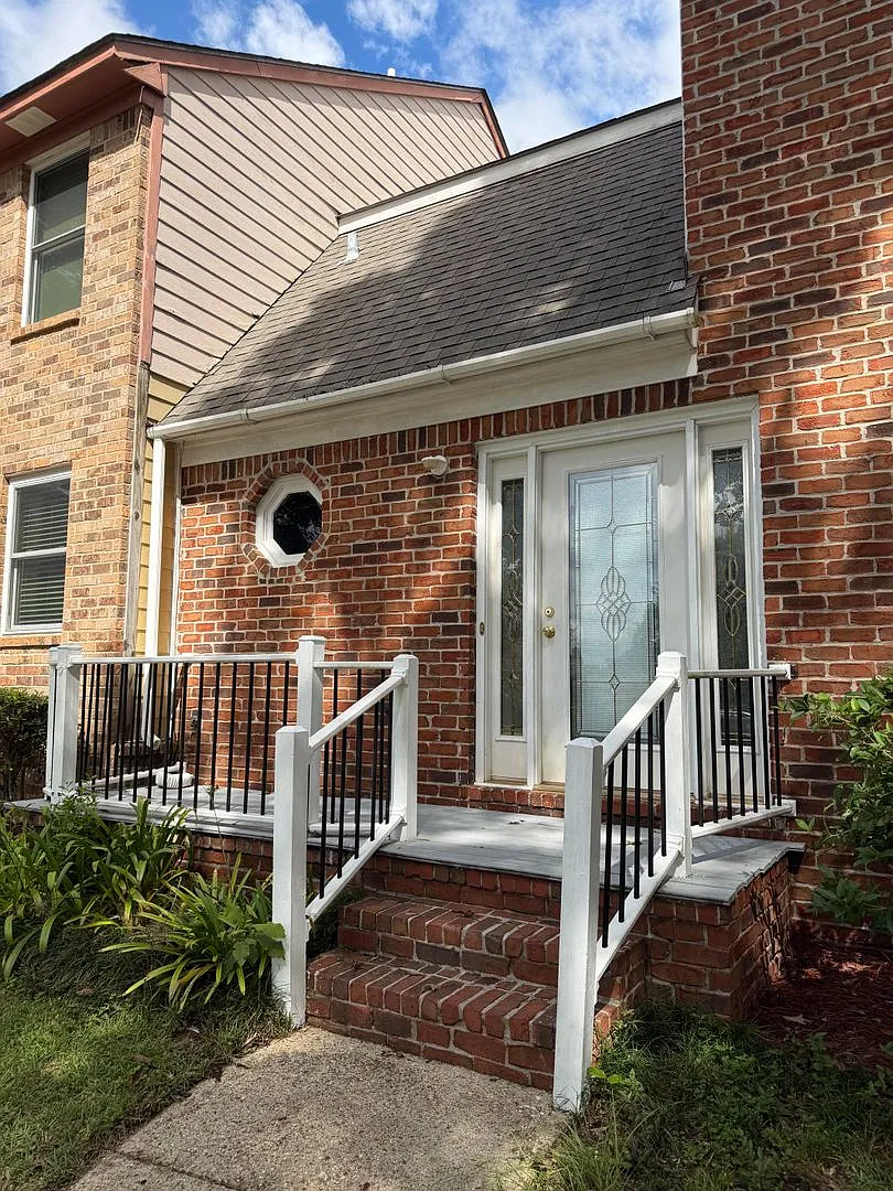 2/2.5 Townhome Close to USA campus — Photo 2