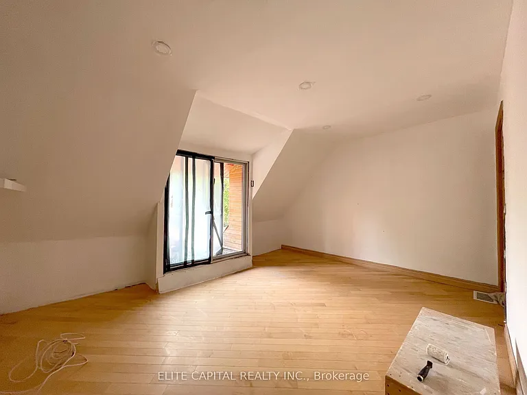 633 Christie St #UPPER — Photo 10