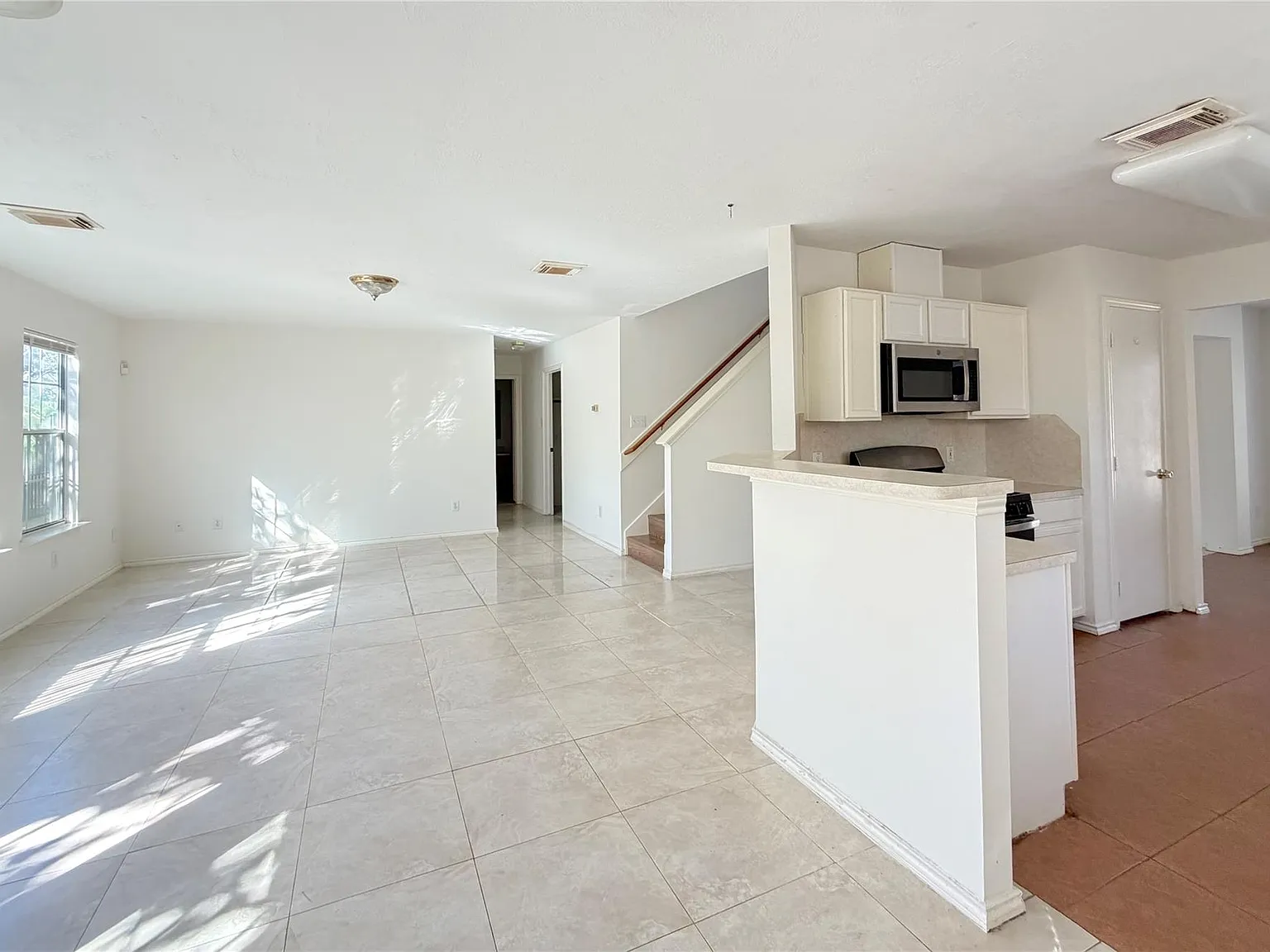 5 bed, 3.0 bath, 2459 sqft, $2,400 — Photo 2