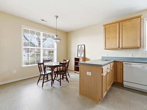 5th image of 115 Thornfield Dr