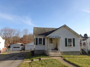 264 Maple Ln, Mount Hope, WV 25880