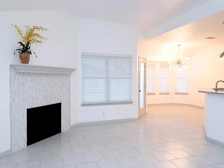 107 Tanglewood Ln — Photo 3