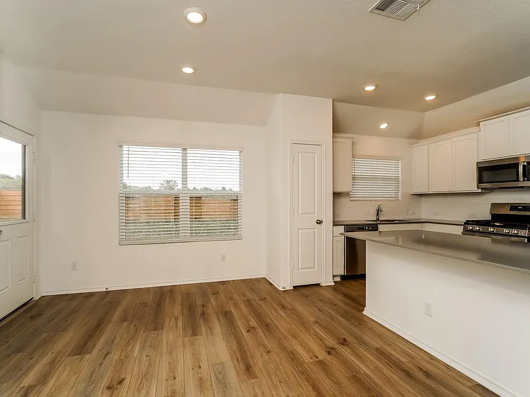 341 Madrid St — Photo 9