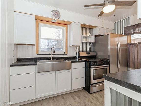 4th image of 210 Earl Ave