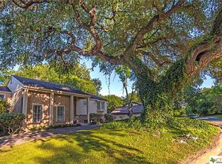 105 W Hampton Dr, Seguin, TX 78155