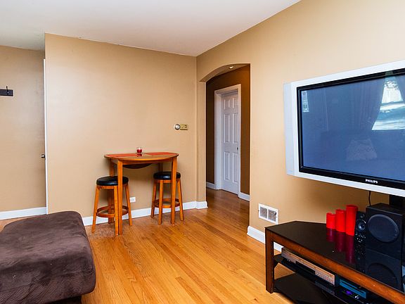 5th image of 929 Beach Ave