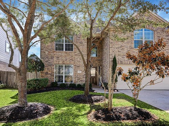 Coming home to this great house in Sienna Plantation is up for grabs. What a great location with pools, golf course and tennis courts so close to home.