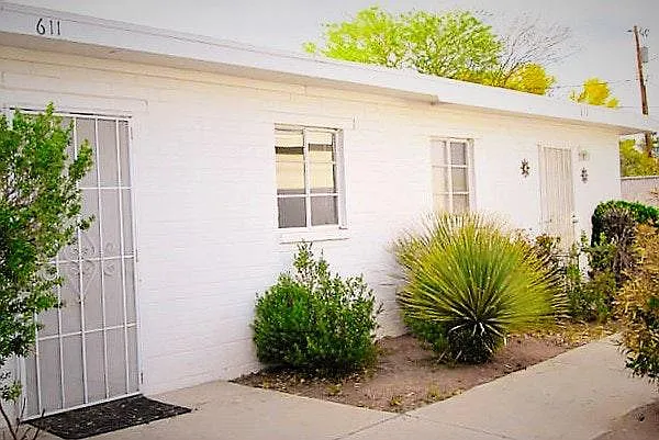 Entrance to dwelling - 615 E Knox Dr