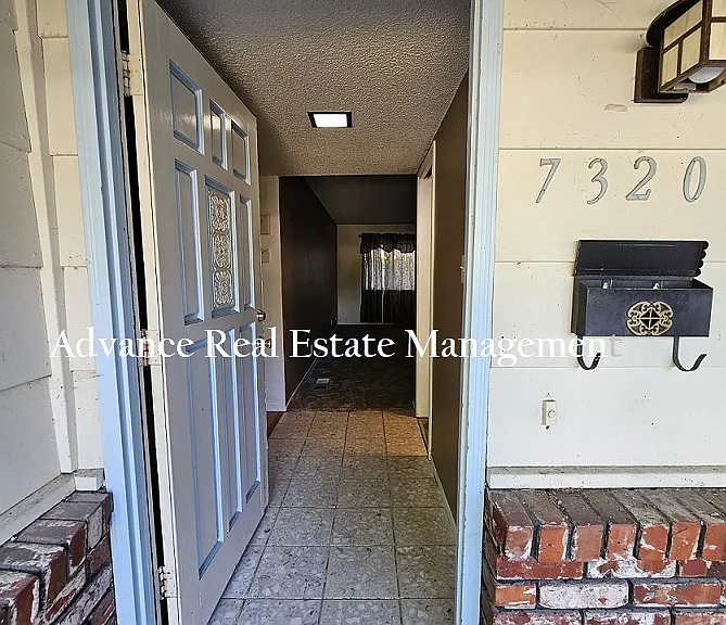 7320 S Land Park Dr — Photo 2
