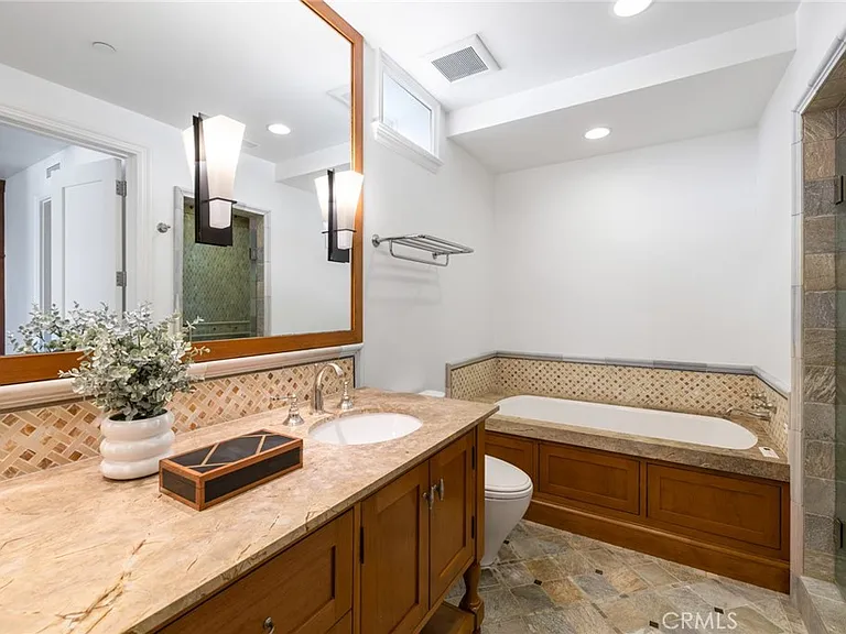 111 Brooks St — Photo 31