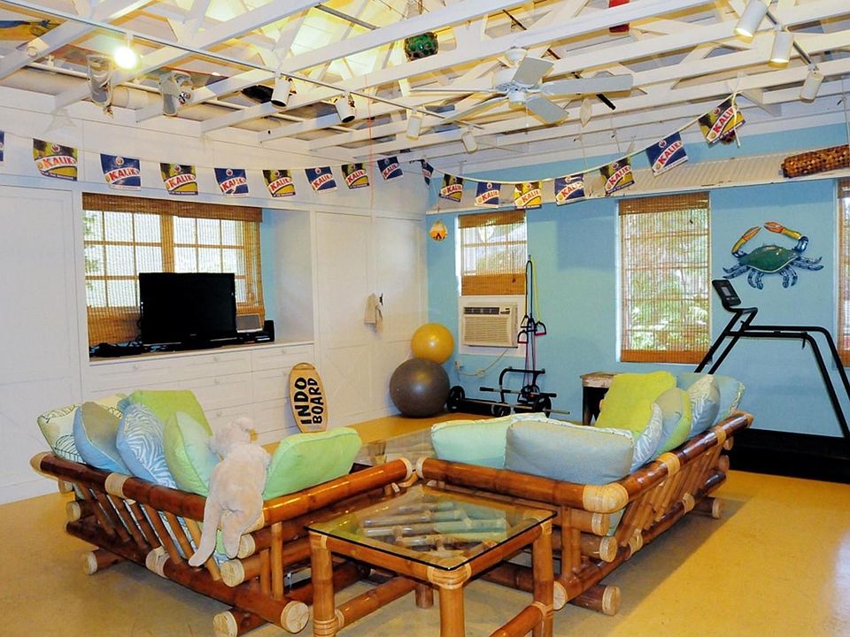 1st image of 16 Yacht Club Pl