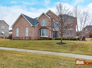 8 Prairie Landing Ct, Hawthorn Woods, IL 60047