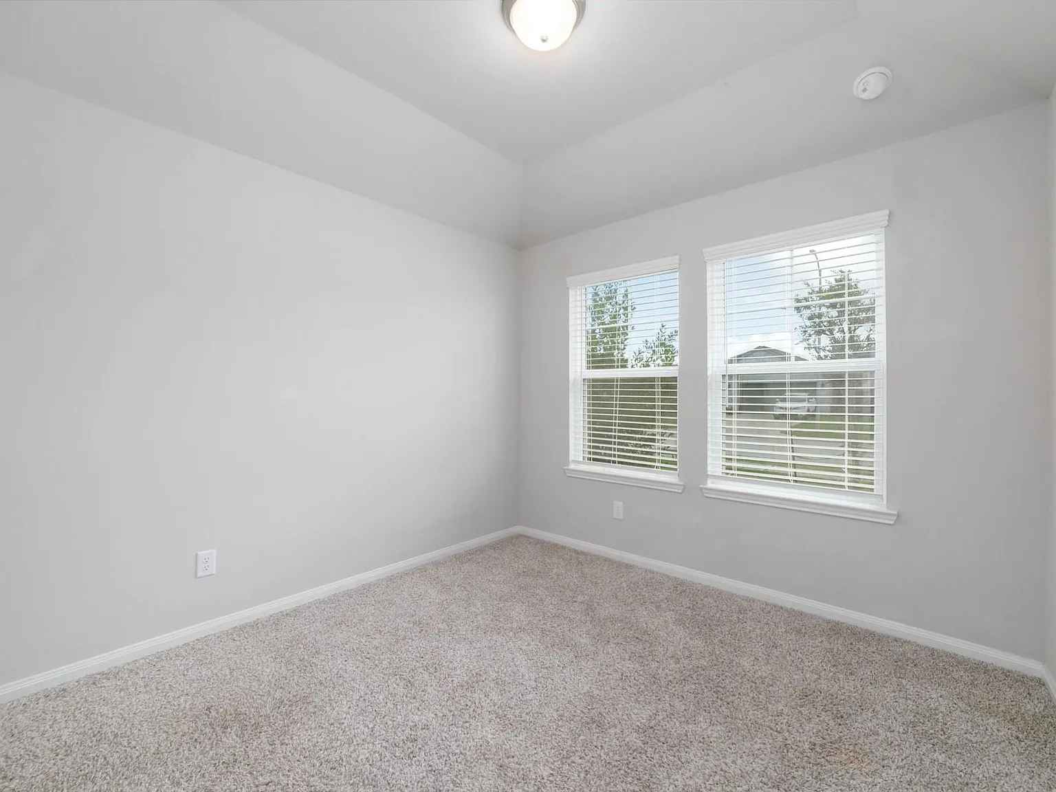 4 bed, 3.0 bath, 2102 sqft, $2,400 — Photo 3