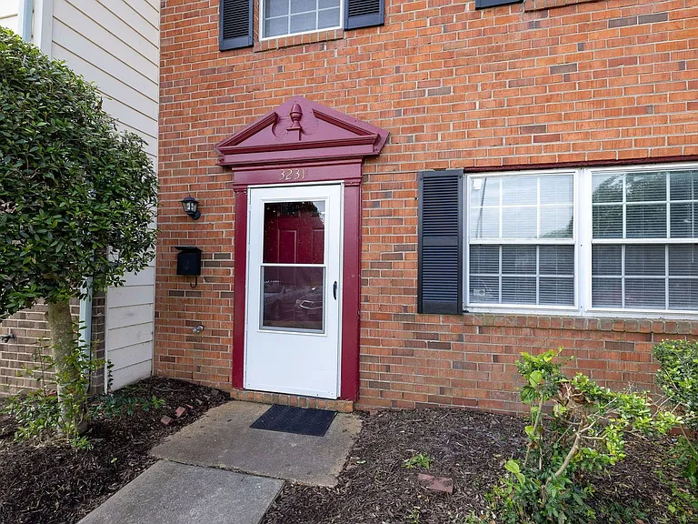 3231 Hunters Mill Dr — Photo 5