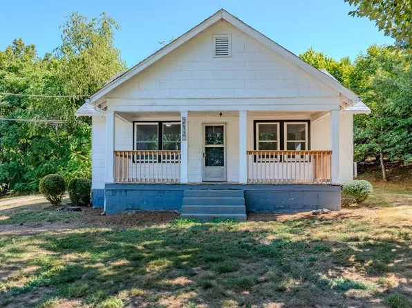 212 W Spencer Rd, Hurt, VA 24563