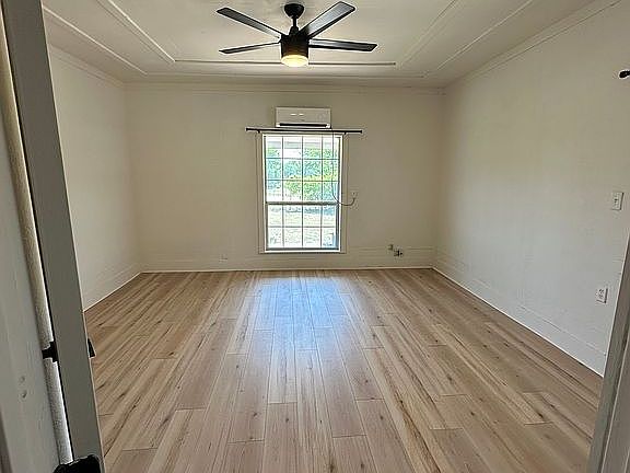 4th image of 704 Elsie St