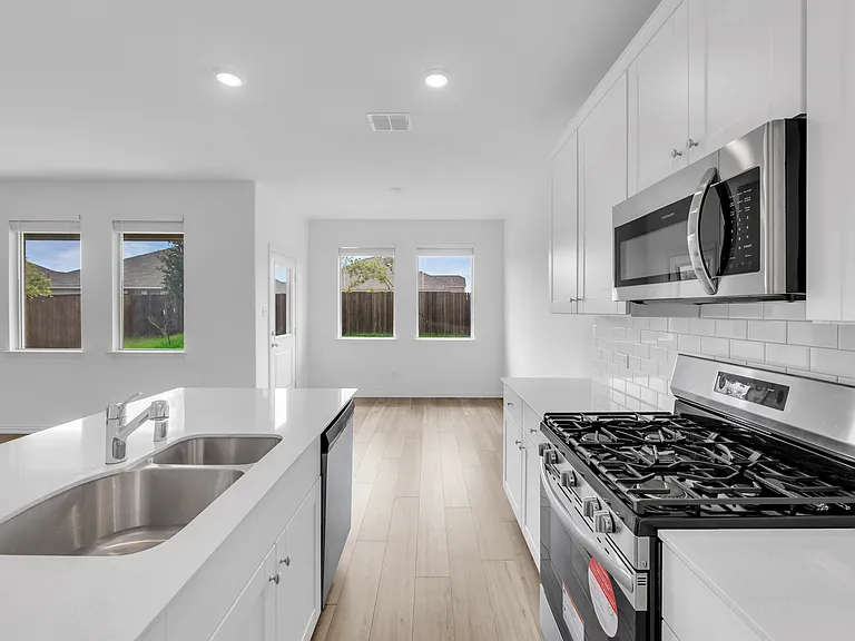 8425 Honeylocust St — Photo 5