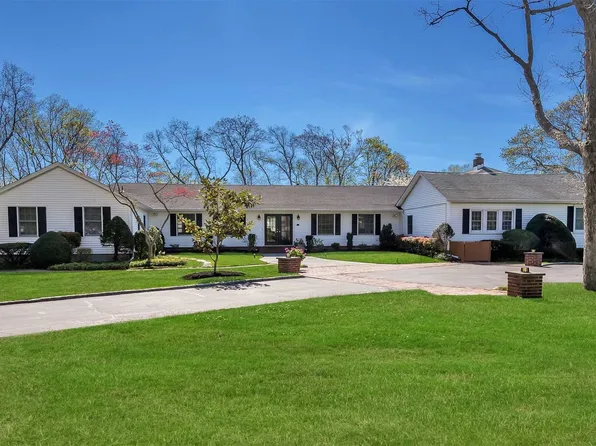 215 Suydam Ln, Bayport, NY 11705