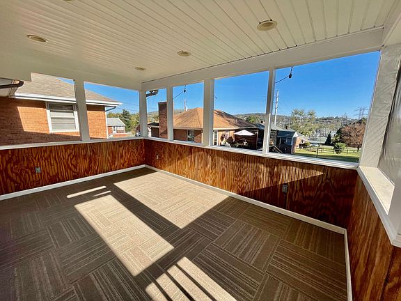 Great screened porch area!
