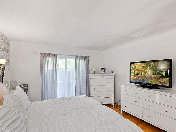 5th image of 504 E Maple Dr