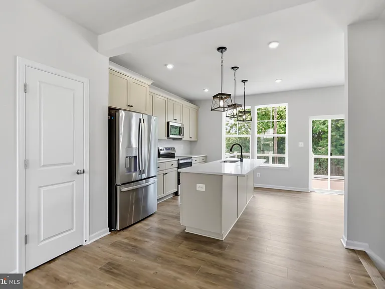 241 Monteith Dr — Photo 8