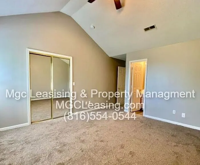 1012B NE Whispering Winds Ct #B — Photo 11
