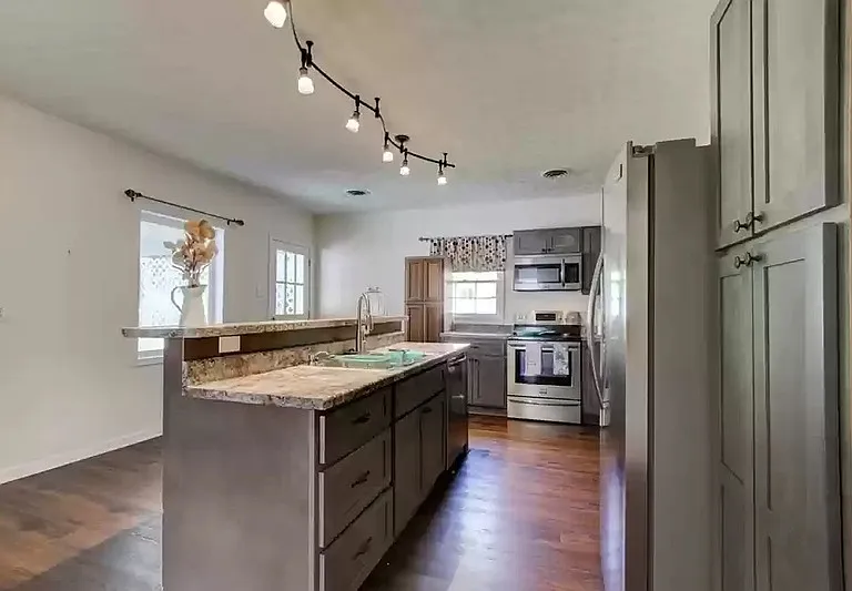 408 E Main St — Photo 11