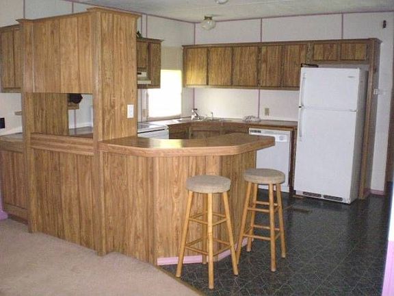 Kitchen and Bar area