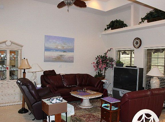 4th image of 42 Bethpage Dr