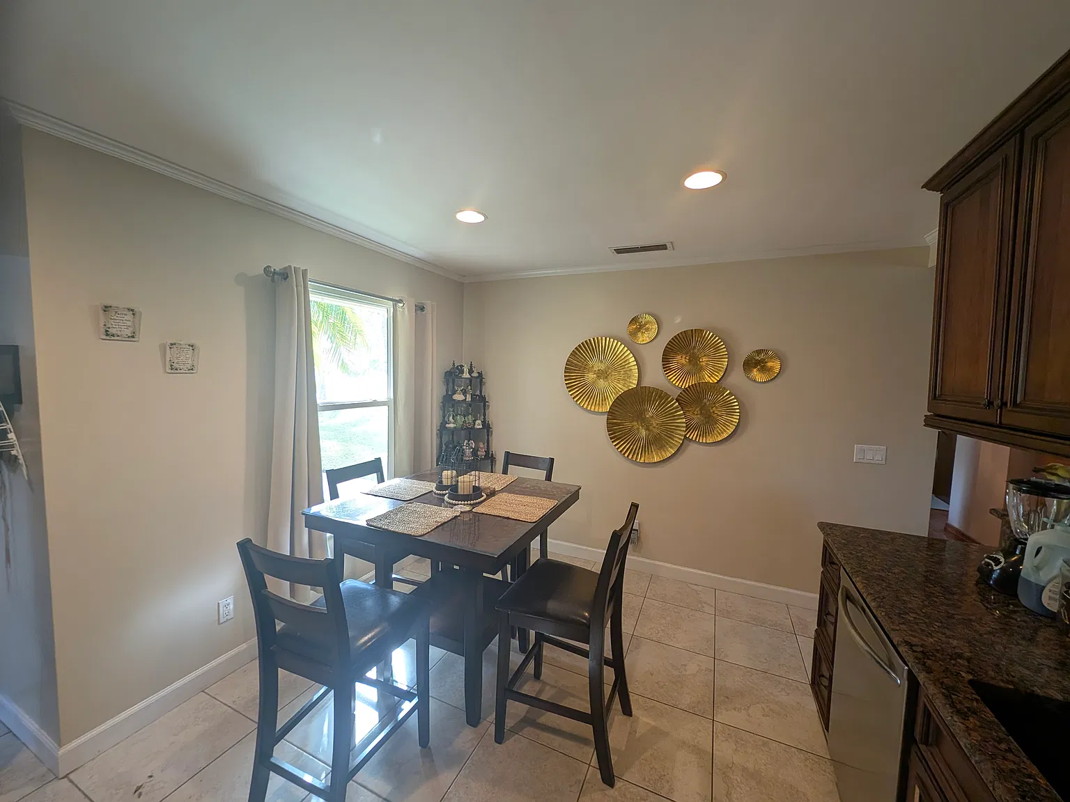 3 bed, 1701 sqft, $2,975 — Photo 4