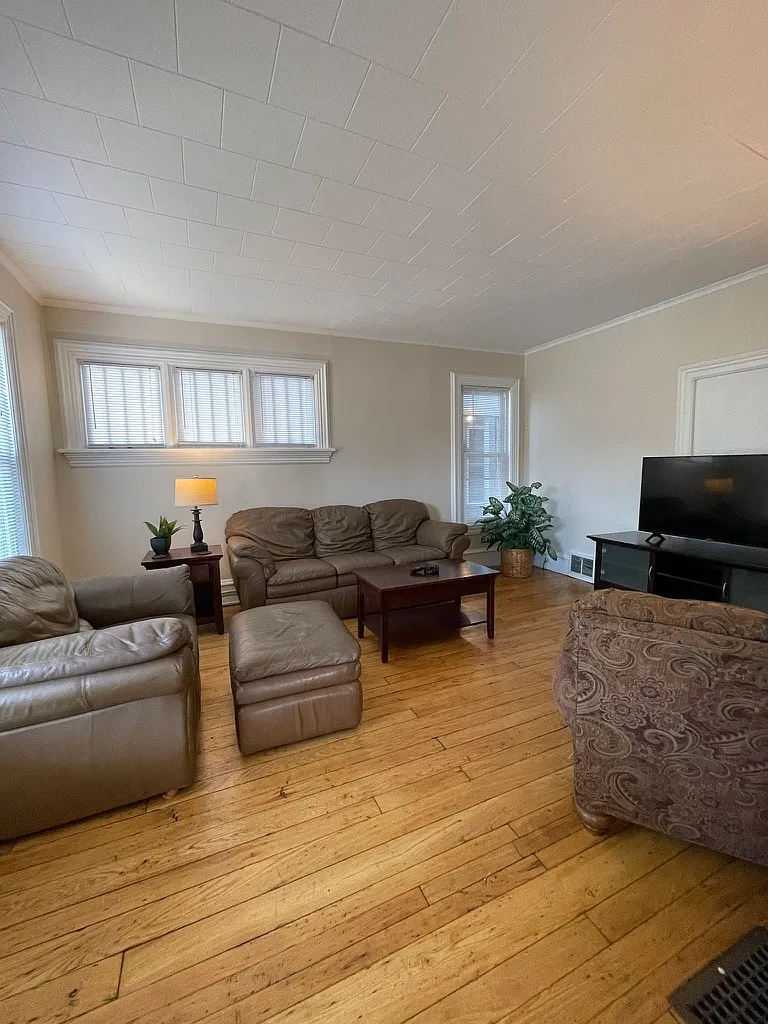 1148 Memorial Avenue - 1 — Photo 3