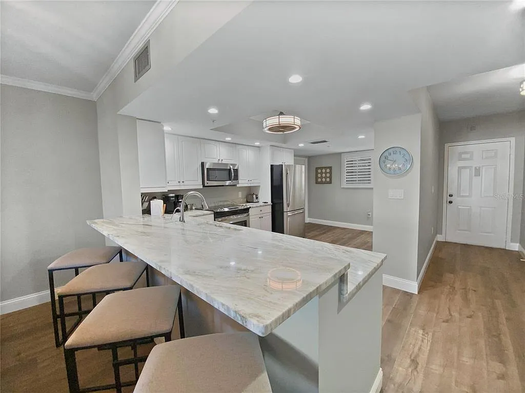 2 bed, 2.5 bath, 1957 sqft, $10,000 — Photo 2