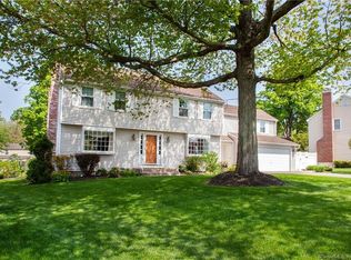 17 Visgrove Ln, West Hartford, CT 06117