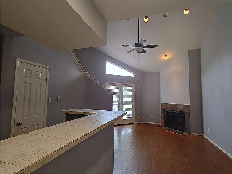 10855 Meadowglen Ln #928 — Photo 7