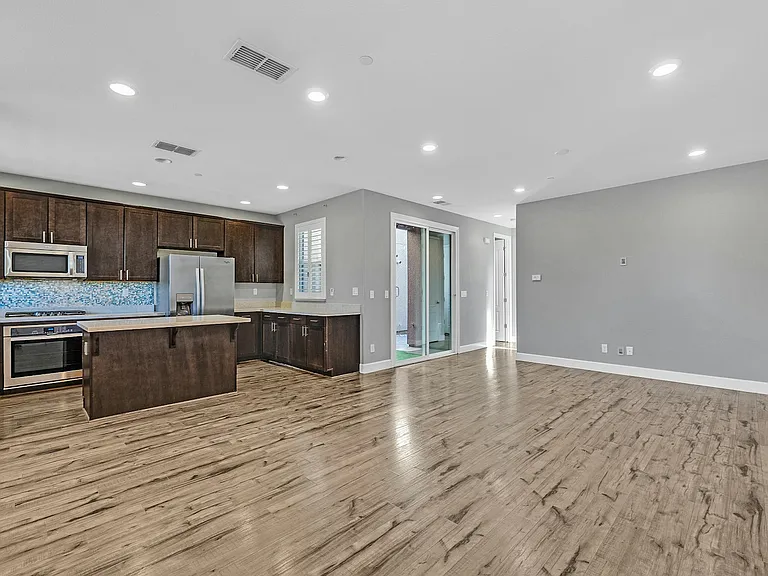 210 Stratus Cmn — Photo 5