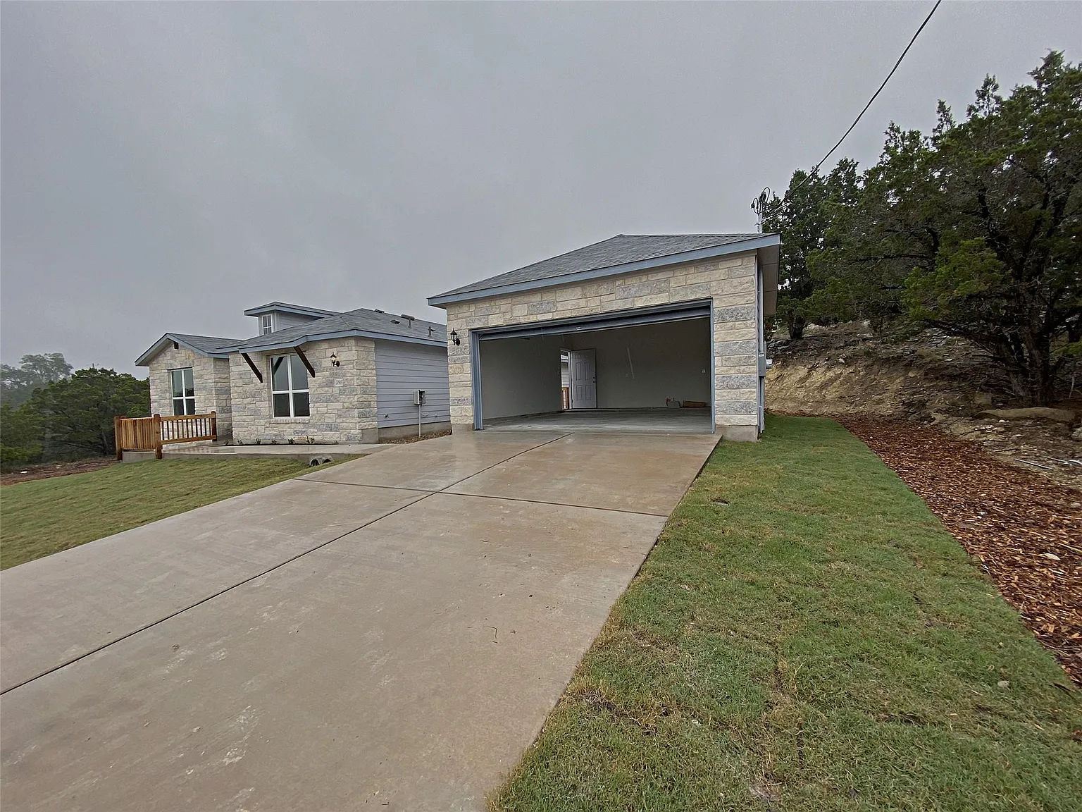 3 bed, 2.0 bath, 1931 sqft, $2,300 — Photo 3
