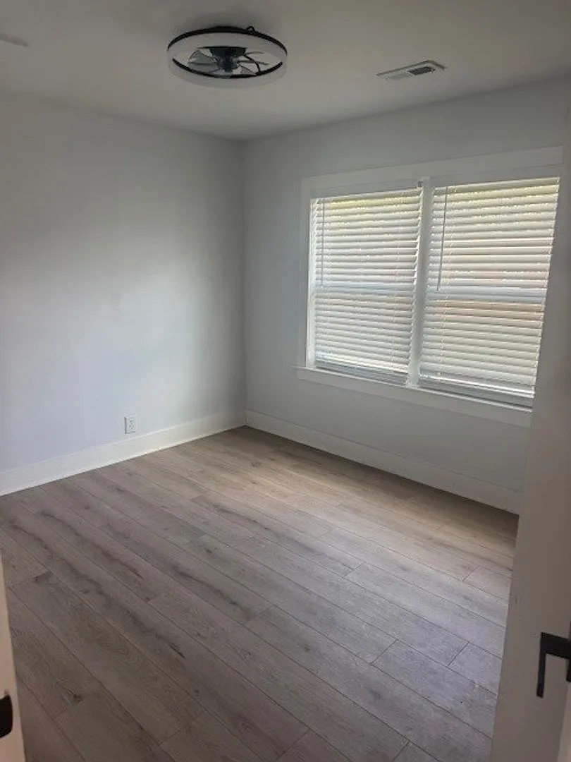 Two Bedroom 1 Bathroom-Fully renovated — Photo 2