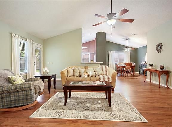 3rd image of 42 Oakley Dr
